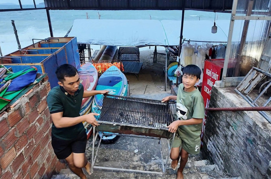Người dân ở bãi biển Hồng Vàn, đặc khu Cô Tô thu dọn tài sản trước khi bão về (Ảnh: Thu Báu)