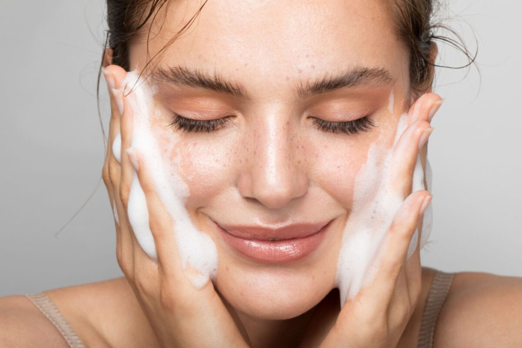 Các bước làm sạch rất quan trọng trong việc chăm sóc da (Ảnh: Sưu tầm)