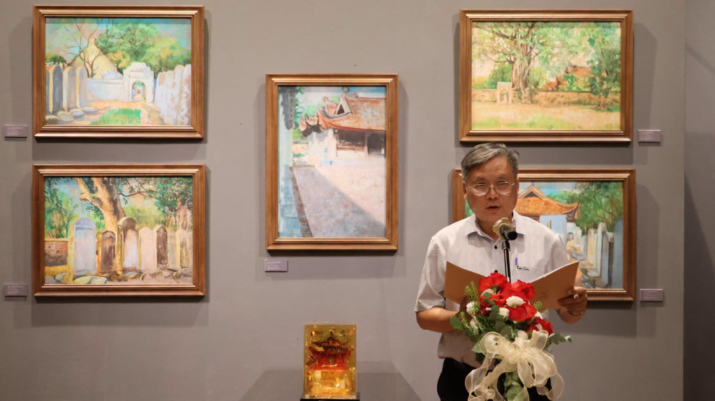 Ông Nguyễn Văn Tú, Phó giám đốc Trung tâm Hoạt động Văn hóa Khoa học Văn Miếu - Quốc Tử Giám phát biểu khai mạc triển lãm (Ảnh: PV)