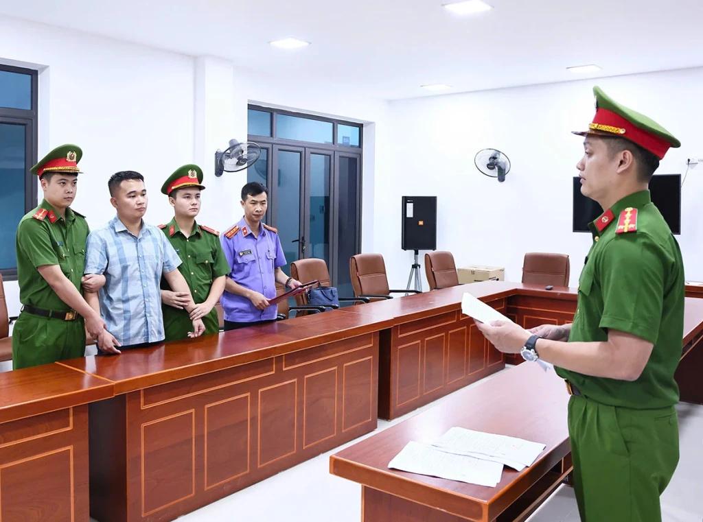 Cơ quan Cảnh sát điều tra Công an tỉnh Tuyên Quang thi hành Lệnh giữ người đối với Nguyễn Hà Duy, giáo viên Trường THPT Chuyên Tuyên Quang để điều tra.(ảnh: Báo Tuyên Quang)