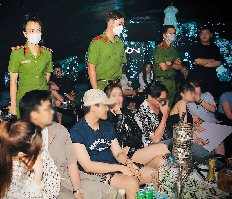 Công an Quận 1 kiểm tra đột xuất quán bar Oslo đường Nam Kỳ Khởi Nghĩa (Ảnh: TL)