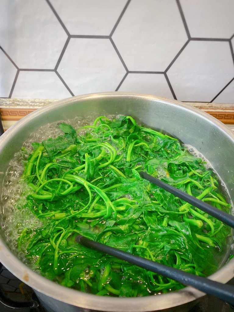 Thả rau vào lúc nước sôi mạnh (Ảnh: Sưu tầm)