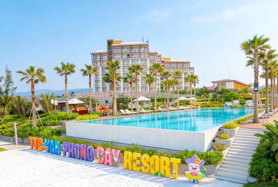 Nghỉ dưỡng tại TTC Van Phong Bay Resort, du khách có thể vui chơi công viên nước, tham quan rừng phượng, Tiny Zoo và chơi pickleball miễn phí