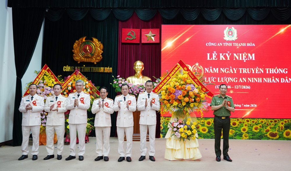 Lãnh đạo Bộ Công an và tỉnh Thanh Hóa tặng lẵng hoa chúc mừng lực lượng An ninh nhân dân Công an Thanh Hóa (Ảnh: CATH)
