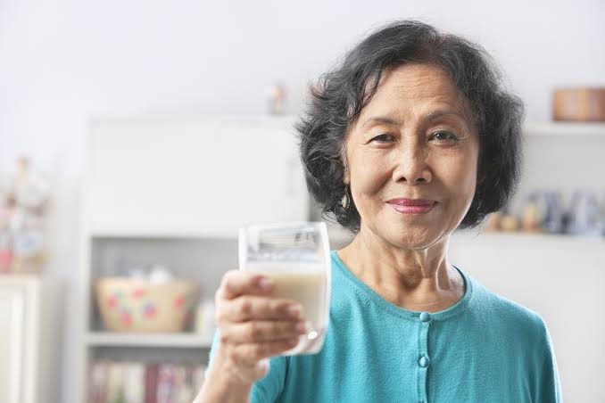 Người cao tuổi có thể uống sữa để bổ sung dinh dưỡng (Ảnh: Sưu tầm)
