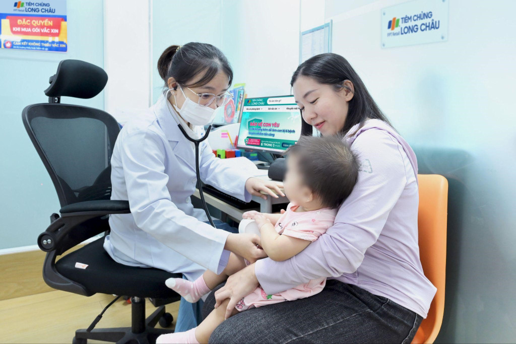 Hệ thống tiêm chủng ghi nhận nhu cầu tư vấn và tiêm vắc xin phòng bệnh cho trẻ gia tăng trong mùa hè