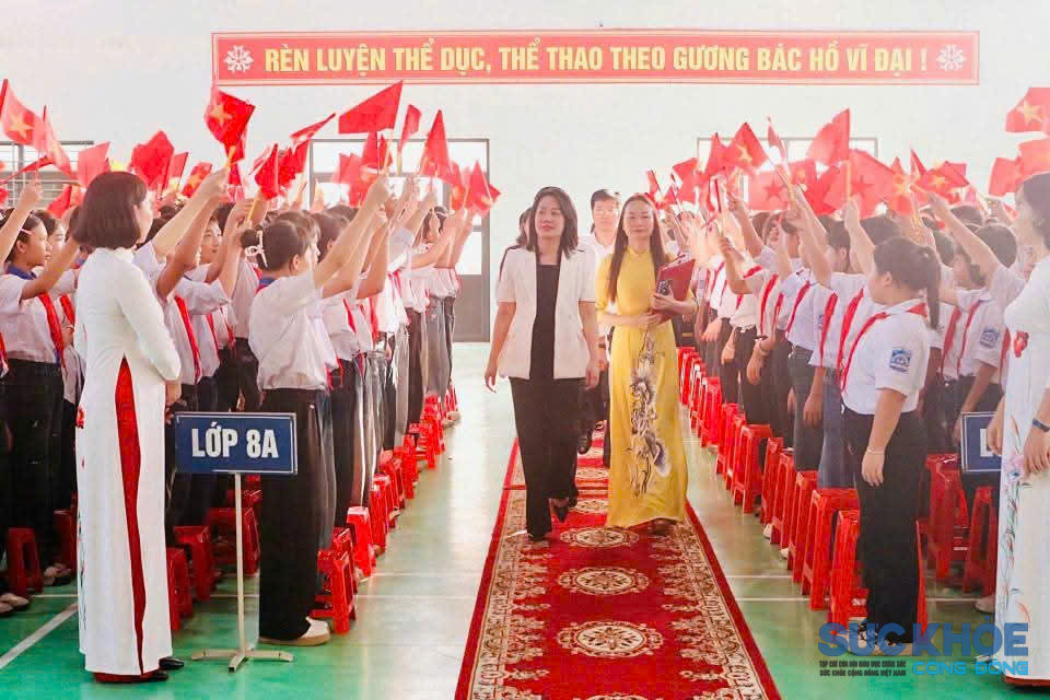 Chủ tịch UBND xã Hy Cương Nguyễn Thu Hiền đến dự khai giảng trường THCS Chu Hoá (ảnh: TL)