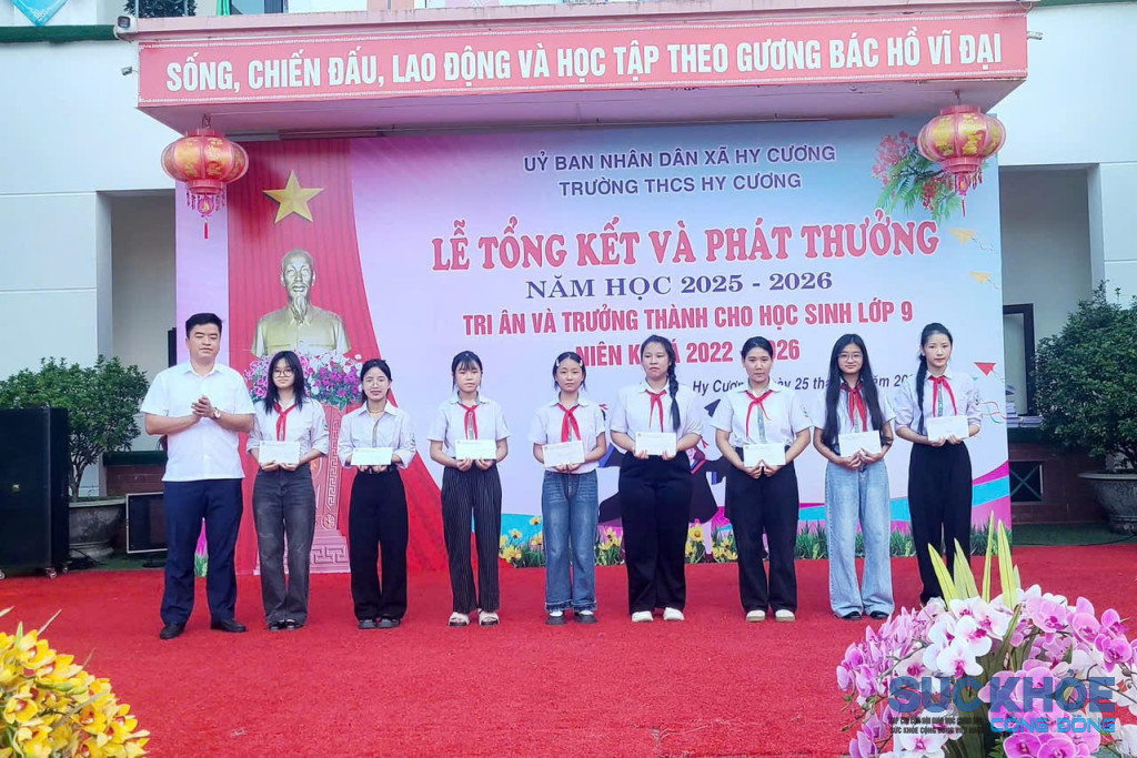 Trao thưởng cho học sinh có thành tích xuất sắc tại Trường THCS Hy Cương (ảnh: TL)