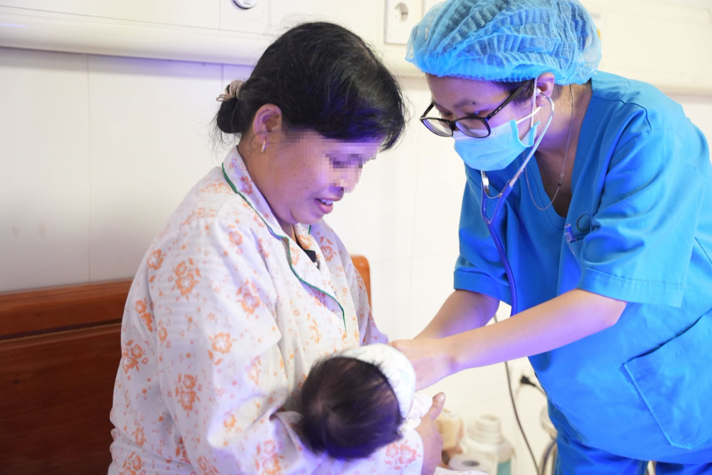 Trẻ sơ sinh được ghép và bú sữa mẹ 