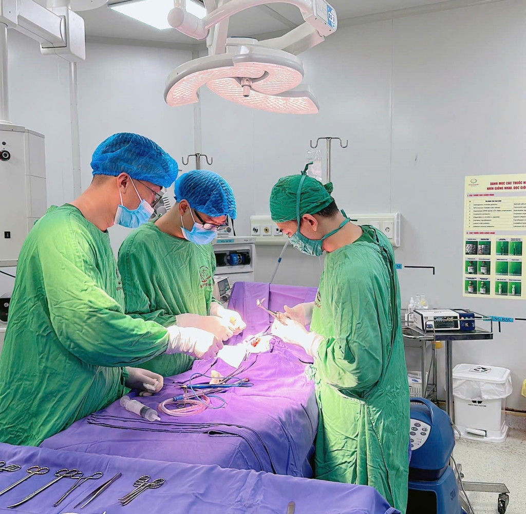 Ekip thực hiện ca phẫu thuật (Ảnh: Bệnh viện Sản nhi Quảng Ninh)