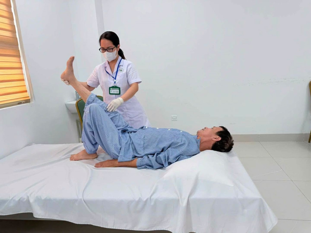 Bệnh nhân được tập phục hồi chức năng (Ảnh: Bệnh viện 19-8 Bộ Công an)