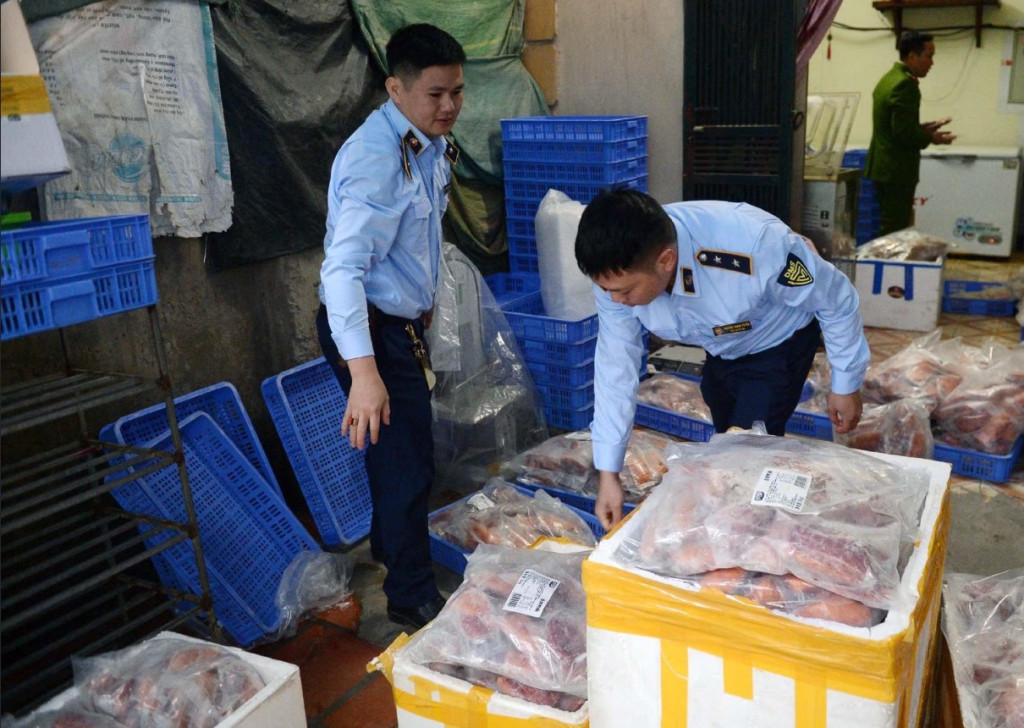 Quản lý thị trường Hà Nội bắt giữ một vụ thực phẩm bẩn tại Hà Nội (Ảnh: Hoài Nam)