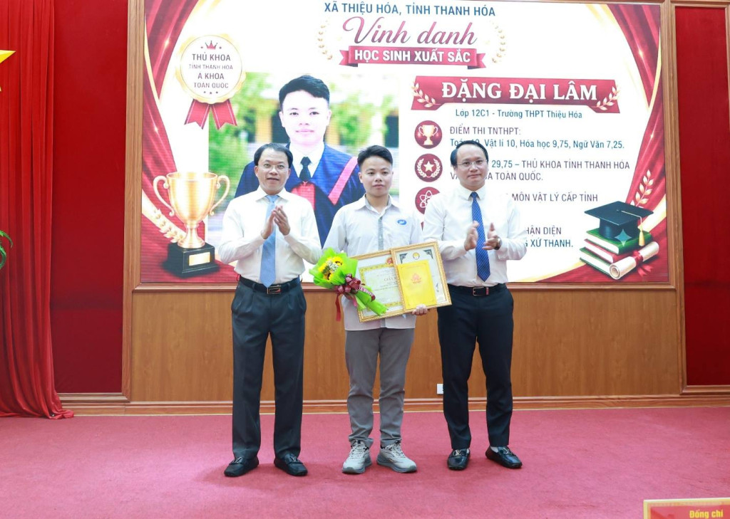 Lãnh đạo xã Thiệu Hóa trao giấy khen và phần thưởng cho em Đặng Đại Lâm - đồng Thủ khoa khối A00 tỉnh Thanh Hóa, Á khoa toàn quốc tại Kỳ thi tốt nghiệp THPT năm 2026.