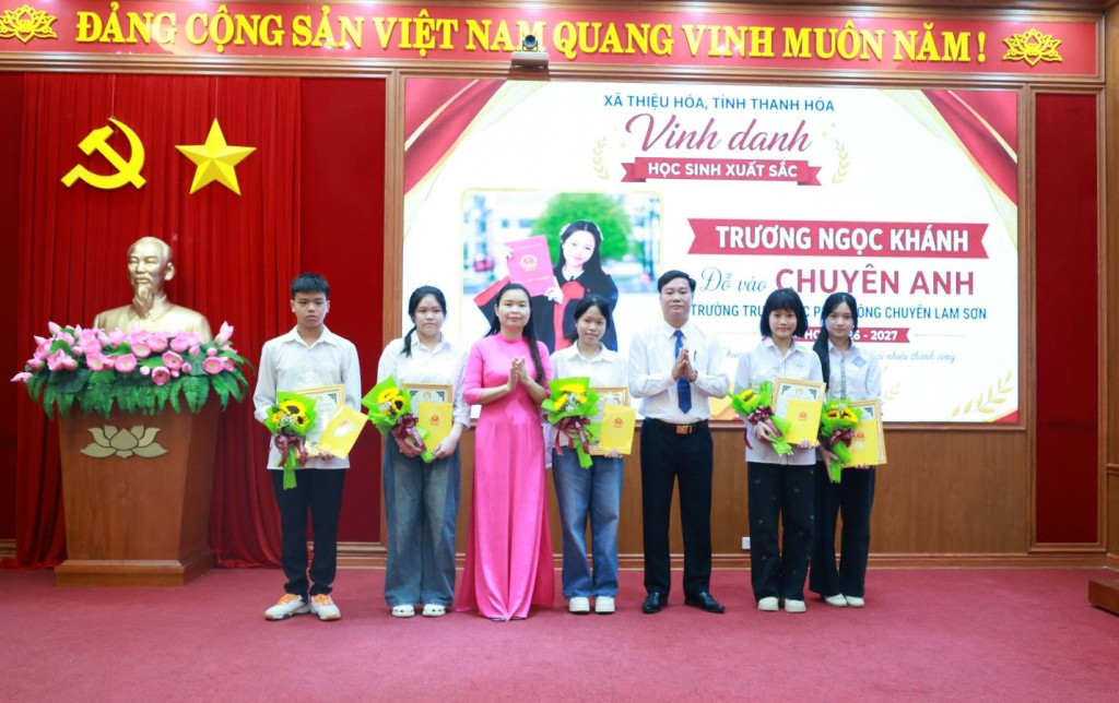 Lãnh đạo xã Thiệu Hóa trao giấy khen và phần thưởng cho các học sinh trúng tuyển Trường THPT Chuyên Lam Sơn năm học 2026 – 2027.