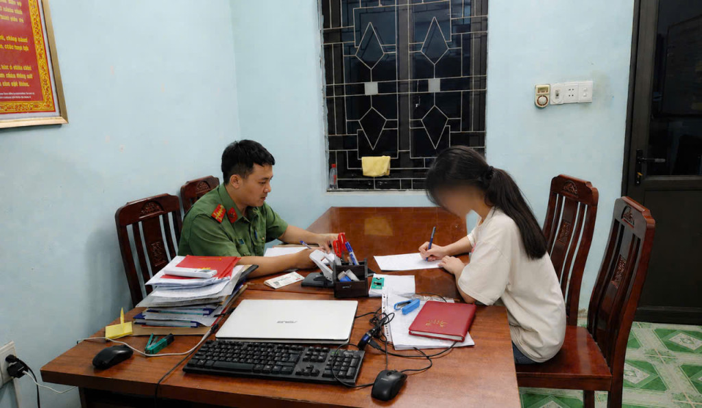 Công an phường Bỉm Sơn làm việc với trường hợp đăng tải, chia sẻ thông tin sai sự thật trên mạng xã hội.