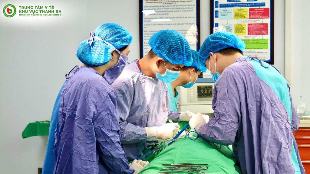 Ê-kíp phẫu thuật cho bệnh nhân (Ảnh: Trung tâm Y tế khu vực Thanh Ba)