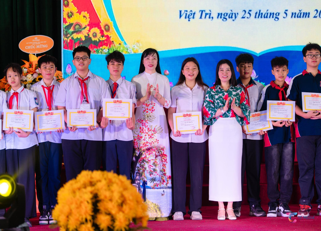 Lãnh đạo Trường THCS Văn Lang trao thưởng cho học sinh có thành tích xuất sắc (ảnh: TL)