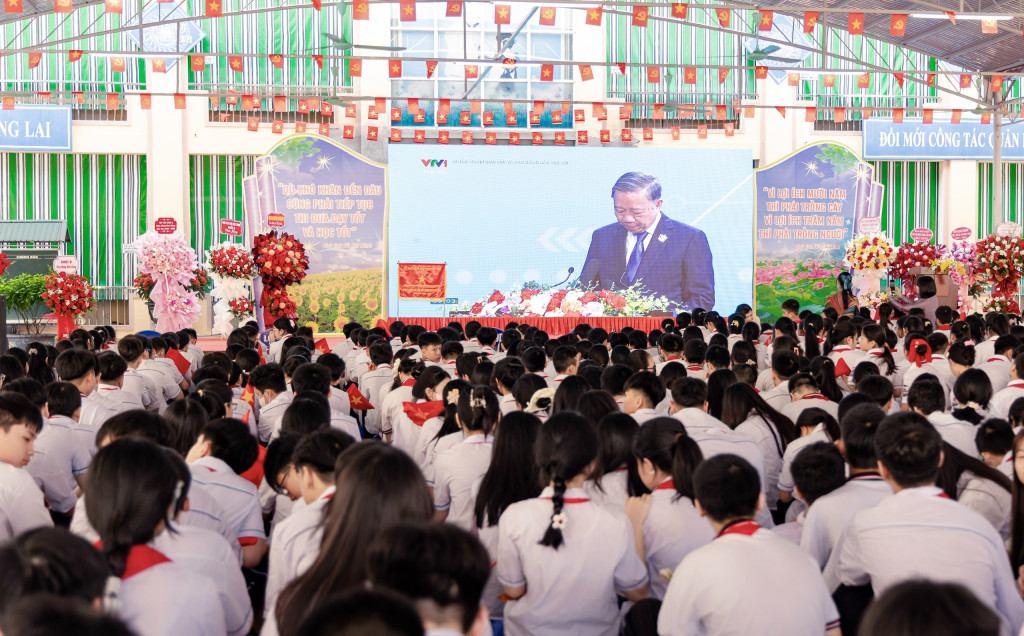 Học sinh Trường THCS Tân Dân dự lễ khai giảng trực tuyến năm học 2025 - 2026 (ảnh: TL)
