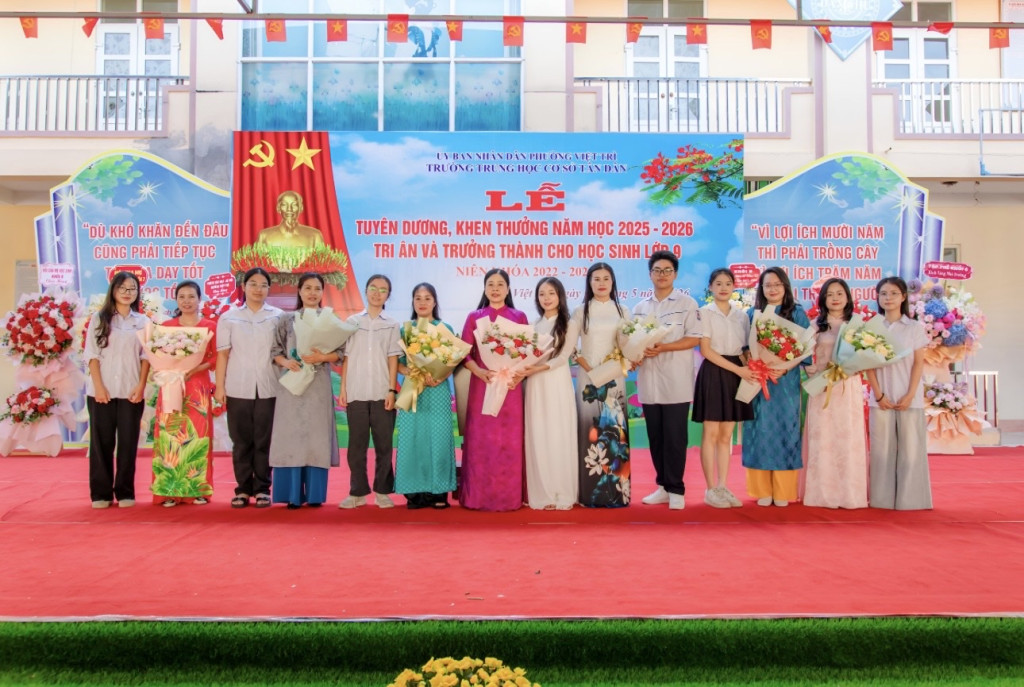 Tuyên dương khen thưởng học sinh có thành tích xuất sắc năm học 2025 - 2026, trường THCS Tân Dân (ảnh: TL)