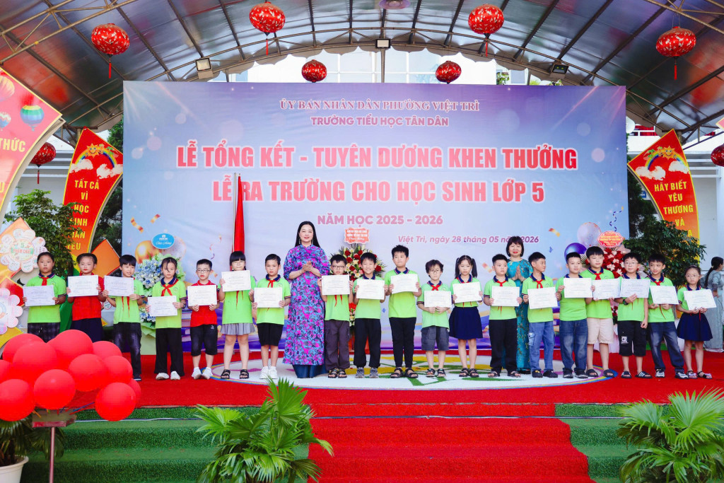 Cô giáo Nguyễn Thị Minh Thịnh, Hiệu trưởng Trường TH Tân Dân Trao thưởng cho học sinh( ảnh: Đình Thơm)