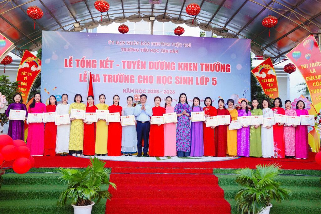 Cô giáo Nguyễn Thị Minh Thịnh, Hiệu trưởng Trường TH Tân Dân Trao thưởng cho giáo viên( ảnh: Đình Thơm)
