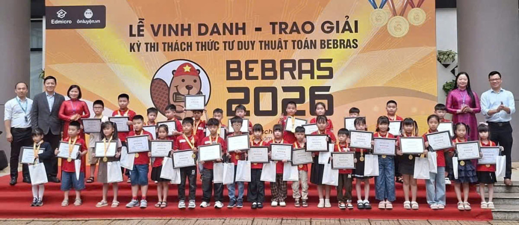 Cô giáo Nguyễn Thị Minh Thịnh, Hiệu trưởng Trường TH Tân Dân Trao thưởng cho học sinh( ảnh: Đình Thơm)