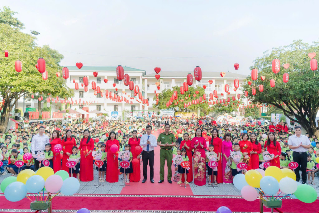 Toàn cảnh hoạt động trải nghiệm tại trường tiểu học Tân Dân (ảnh: Đình Thơm)