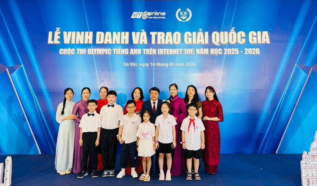Cô và trò trường tiểu học Gia Cẩm tại lễ vinh danh trao giải cấp quốc gia (ảnh: TL)
