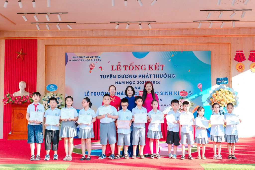 Ban giám hiệu Trường tiểu học Gia Câm trao thưởng cho học sinh (ảnh: TL)