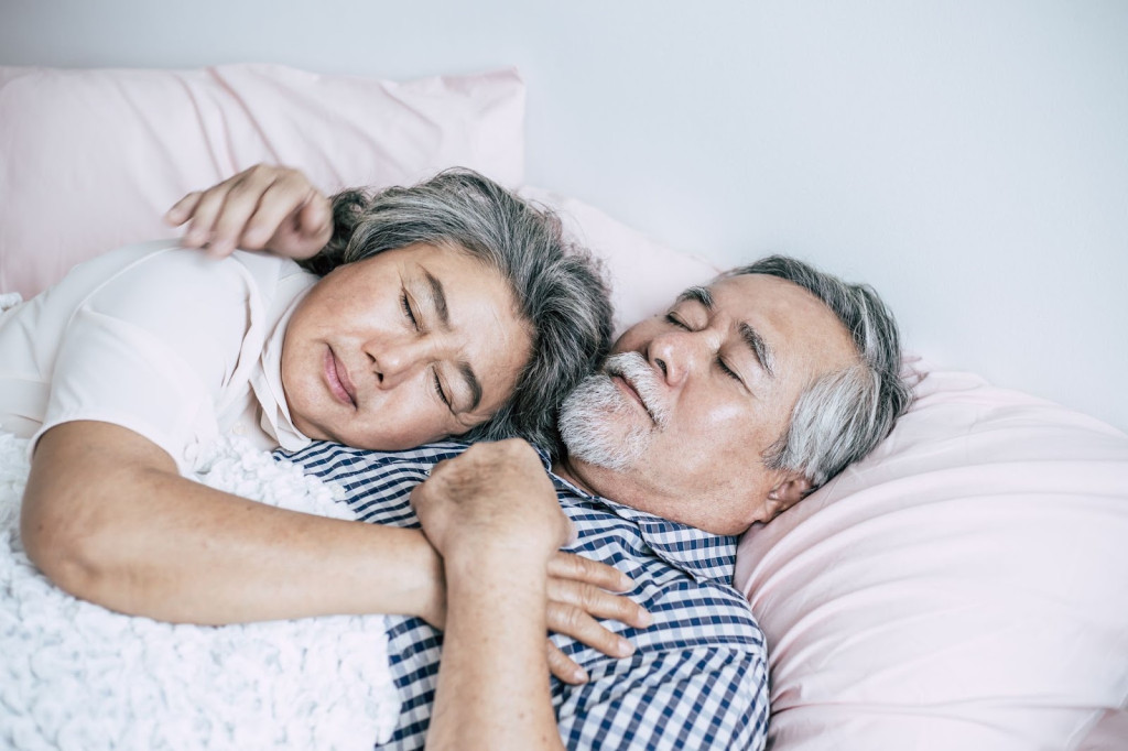 Uống sữa buổi tối giúp người cao tuổi dễ đi vào giấc ngủ hơn (Ảnh: Sưu tầm)