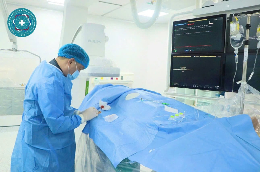 Thực hiện phẫu thuật cho nữ bệnh nhân 99 tuổi (Ảnh: Bệnh viện Đa khoa Hà Đông)