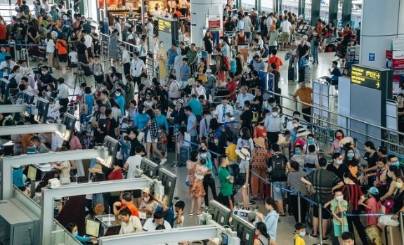 Hành khách làm thủ tục tại sân bay Nội Bài (Ảnh: TL)