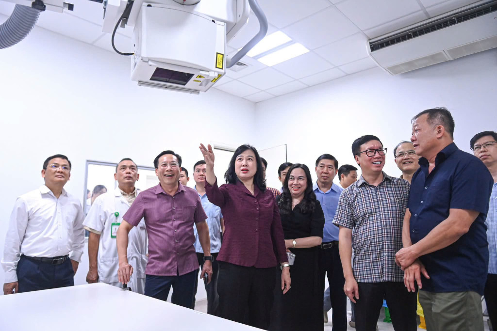 Bộ trưởng Bộ Y tế yêu cầu bệnh viện tiếp tục rà soát kỹ lưỡng các phương án vận hành, bảo đảm mọi quy trình được thực hiện an toàn, thông suốt, lấy người bệnh làm trung tâm (Ảnh: Bệnh viện Hữu nghị Việt Đức)
