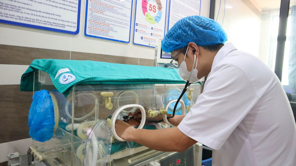 Bác sĩ chăm sóc sức khỏe cho trẻ sơ sinh (Ảnh: Trung tâm Y tế khu vực Thanh Thủy)