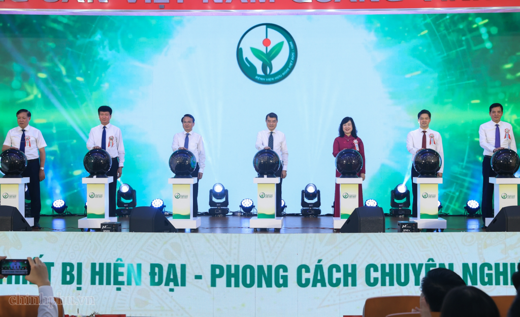Thủ tướng và các đại biểu ấn nút khai trương hoạt động Bệnh viện Hữu nghị Việt Đức cơ sở Ninh Bình (Ảnh: VGP/Nhật Bắc)