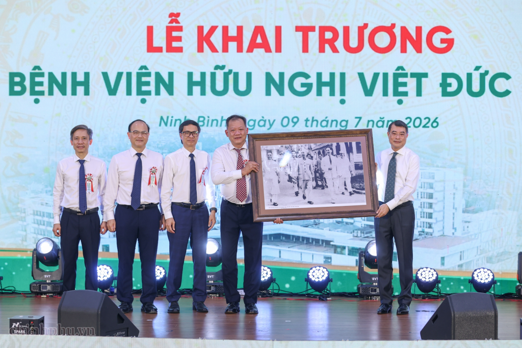 Thủ tướng Lê Minh Hưng tặng Bệnh viện Việt Đức bức ảnh Bác Hồ về thăm Bệnh viện năm 1956 (Ảnh: VGP/Nhật Bắc)
