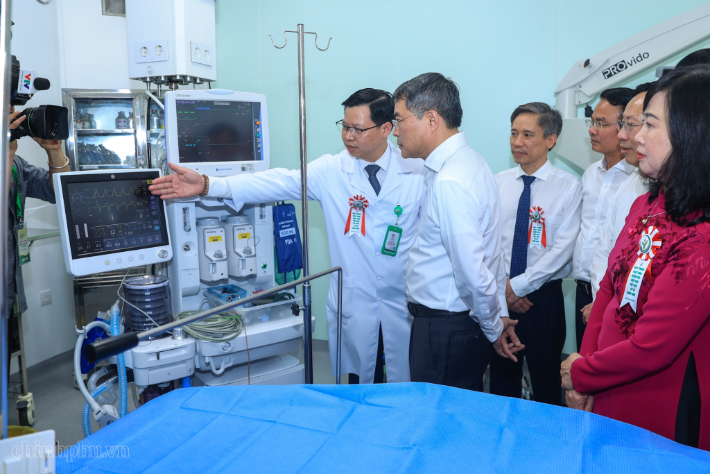 Thủ tướng cùng với các đại biểu tham quan cơ sở vật chất các phòng khoa khám chữa bệnh tại Bệnh viện Việt Đức (Ảnh: VGP/Nhật Bắc)
