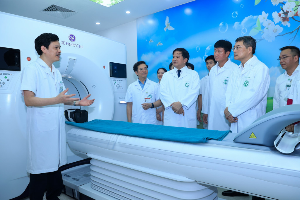Thủ tướng cùng với các đại biểu tham quan cơ sở vật chất các phòng khoa khám chữa bệnh tại Bệnh viện Bạch Mai cơ sở Ninh Bình (Ảnh: VGP/Nhật Bắc)