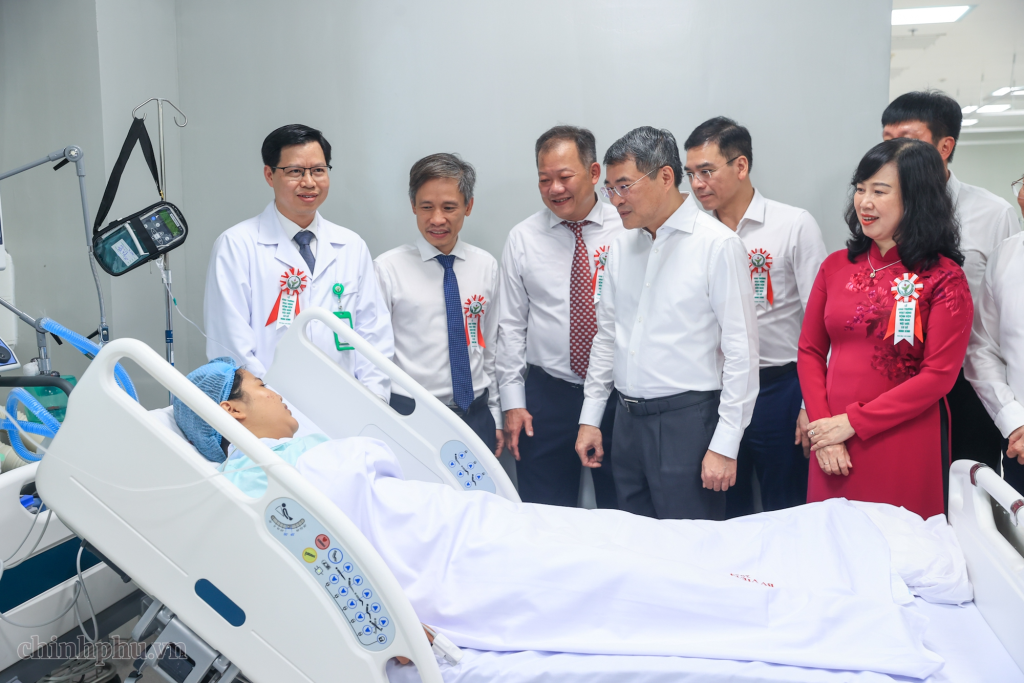 Thủ tướng thăm hỏi, tặng quà các bệnh nhân đang điều trị tại Bệnh viện Việt Đức (Ảnh: VGP/Nhật Bắc)