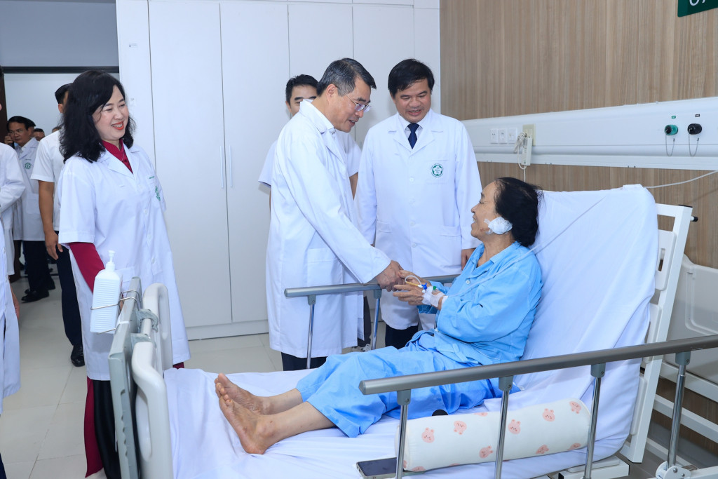 Thủ tướng thăm hỏi, tặng quà bệnh nhân đang điều trị tại Bệnh viện Bạch Mai cơ sở Ninh Bình -(Ảnh: VGP/Nhật Bắc)