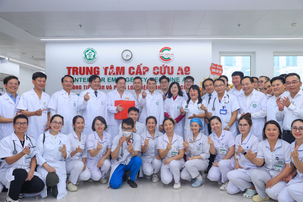 Thủ tướng và các đại biểu chụp ảnh cùng đội ngũ y bác sĩ tại Bệnh viện Bạch Mai cơ sở Ninh Bình (Ảnh: VGP/Nhật Bắc)