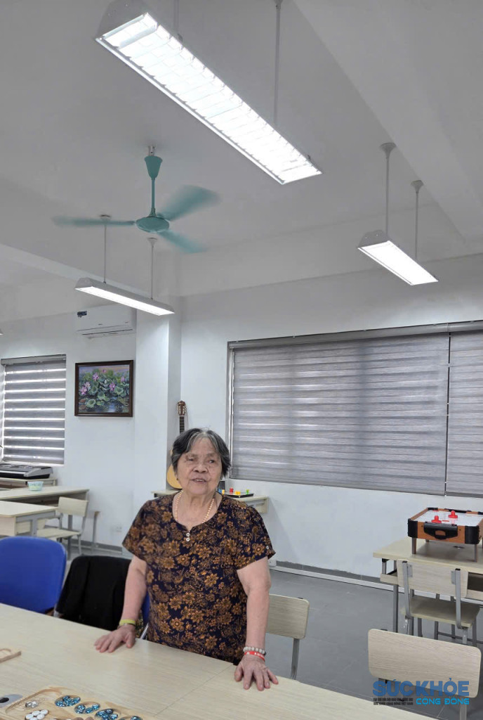 Cụ Đặng Thị Cánh vui vẻ ca hát (Ảnh: PV)