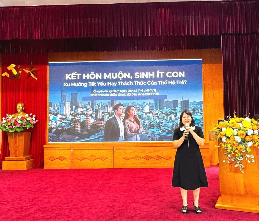 do TS. Nguyễn Mai Hường, nguyên Phó Trưởng phòng Đào tạo, bồi dưỡng, Trung tâm Đào tạo, bồi dưỡng, Cục Dân số trình bày chuyên đề (Ảnh: Trạm Y tế phường Nghĩa Đô)