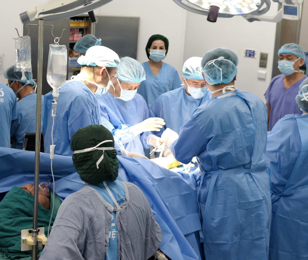 Ê-kíp phẫu thuật cho bệnh nhân (Ảnh: Bệnh viện Hữu nghị Việt Đức cơ sở Ninh Bình)