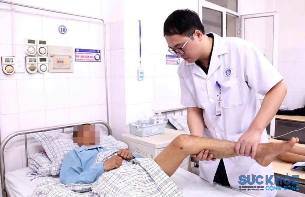 ThS.BS Hoàng Minh Đăng thăm khám cho người bệnh (ảnh: TL)