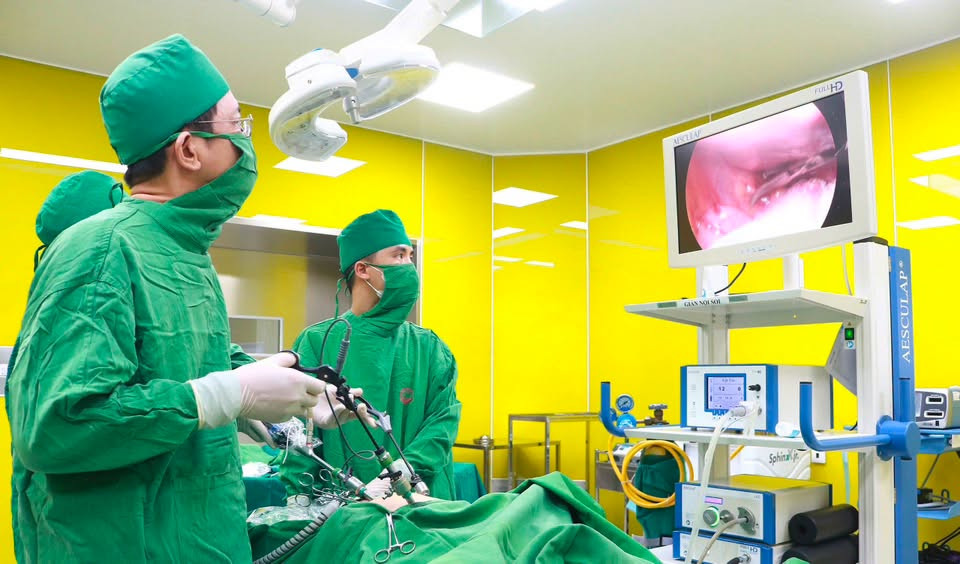 Các bác sĩ phẫu thuật cho bệnh nhân (Ảnh: Bệnh viện Đa khoa khu vực Quảng Yên)