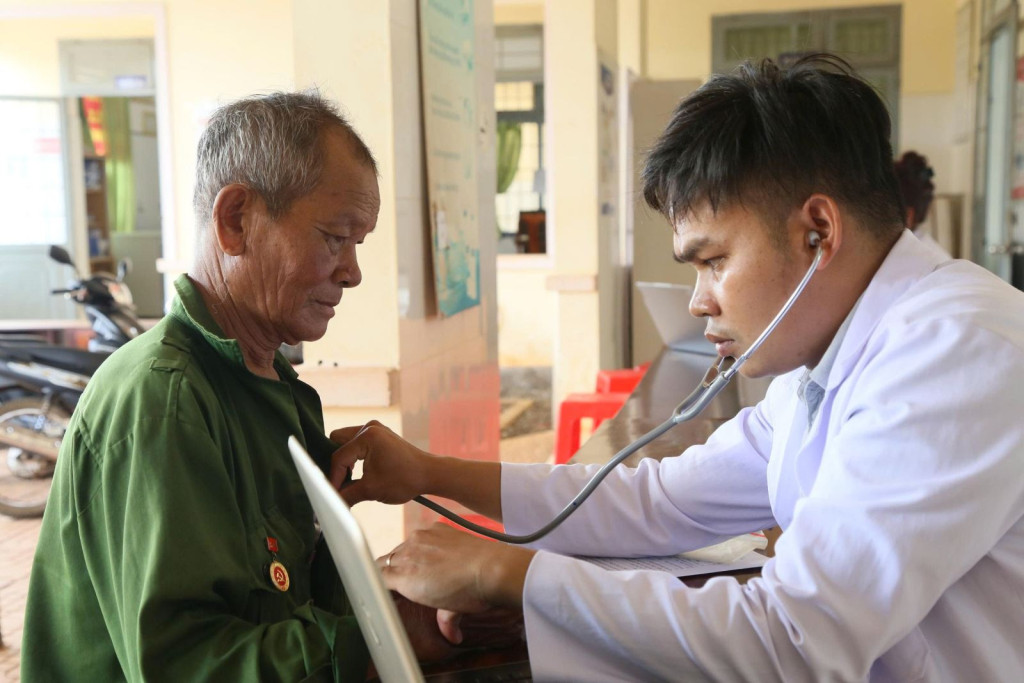 Người cao tuổi ở xã EaDrông được kiểm tra sức khoẻ tại Trạm Y tế xã (Ảnh: Sở Y tế Đắk Lắk)