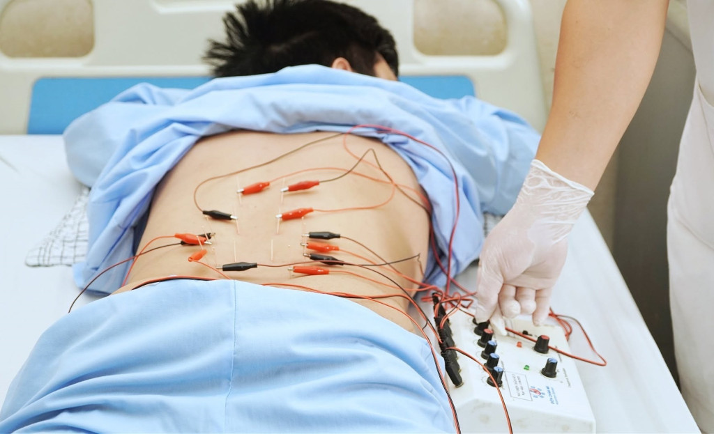 Các bác sĩ xây dựng phác đồ điều trị kết hợp giữa y học hiện đại và y học cổ truyền cho bệnh nhân (Ảnh: Trung tâm Y tế khu vực Cẩm Khê)