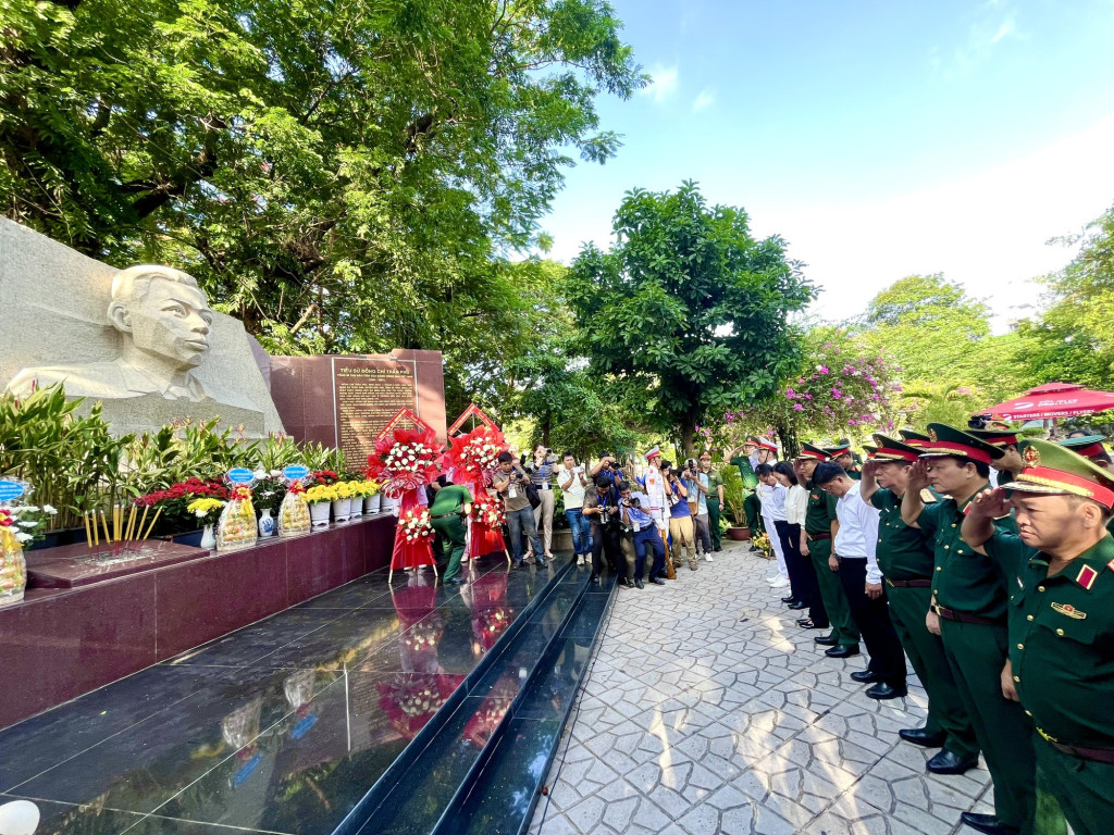 Đại tướng Nguyễn Trọng Nghĩa cùng lãnh đạo Quân khu 7, TPHCM dâng hương tại Bia tưởng niệm cố Tổng Bí thư Trần Phú (Ảnh: VGP/LA)