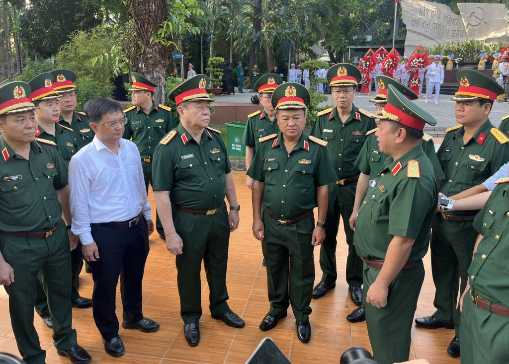 Chủ nhiệm Tổng cục Chính trị Quân đội nhân dân Việt Nam, Đại tướng Nguyễn Trọng Nghĩa nghe báo cáo về công tác tìm kiếm (Ảnh: VGP/LA)